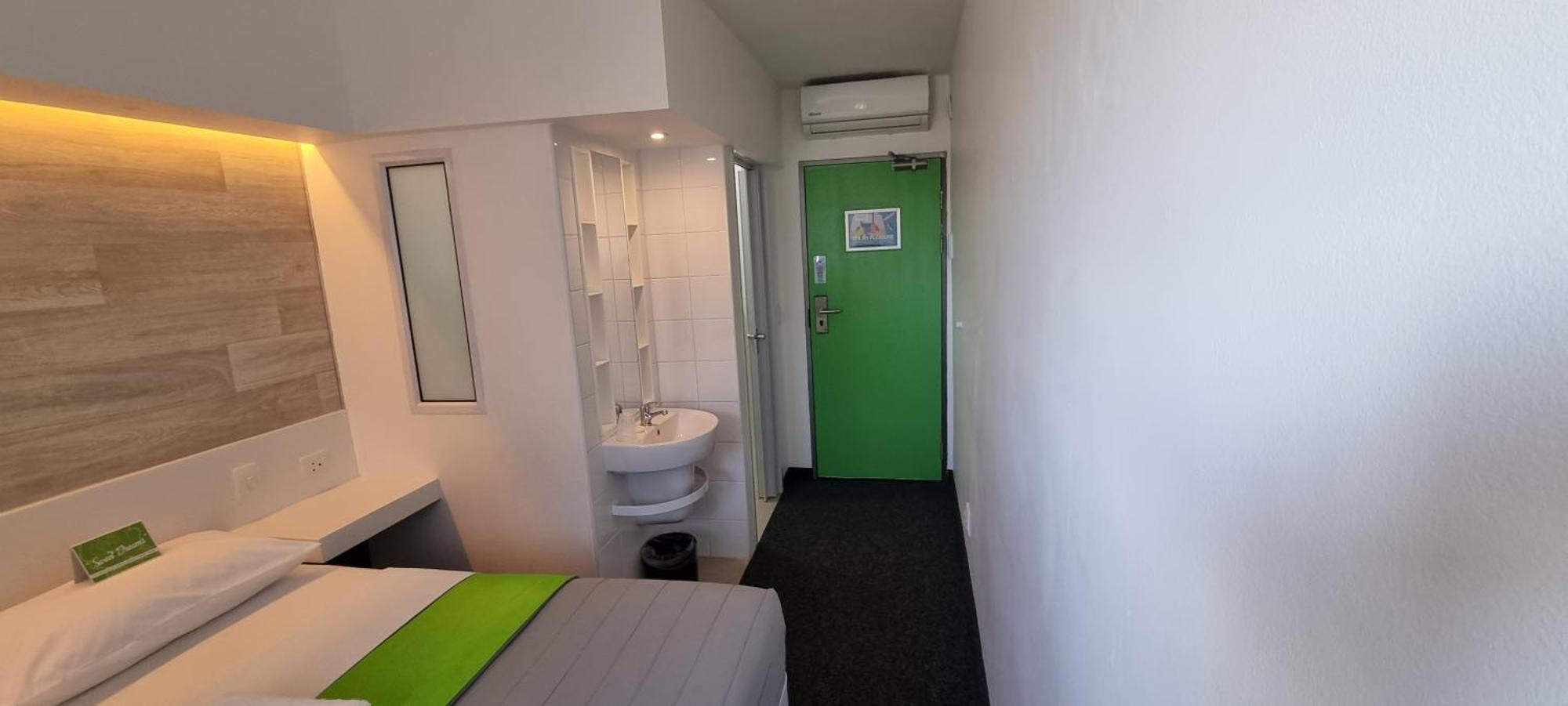 Check Inn Hotel Кейптаун Екстериор снимка